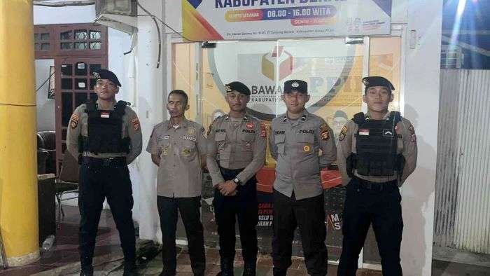 Patroli rutin Sat Samapta Polres Berau di Kantor Badan Pengawas Pemilu (Bawaslu) yang terletak di Jalan Merah Delima, Tanjung Redeb, Jumat (18/10/2024). Foto: BorneoFlash/IST