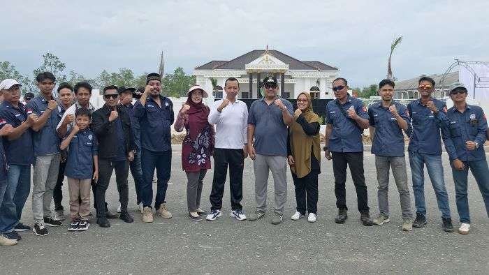 Penjabat (Pj) Bupati PPU Muhammad Zainal Arifin (kanan), Ketua Pengadilan Agama (PA) Fattahurridlo Al Ghany (kiri) beserta Korlap Aksi Solidaritas Masyarakat PPU, di acara Launching Gerakan Akselerasi Serambi Nusantara, di depan Rumah Jabatan Bupati di Jalan Coastal Road Sungai Parit Penajam PPU, Sabtu (5/10/2024). Foto: BorneoFlash/Irwan A.
