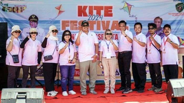 Penjabat (Pj) Bupati PPU Muhammad Zainal Arifin (tengah), Kepala DISDIKPORA PPU Andi Singkerru (2 dari kanan) beserta ketua panitia acara Kite Festival 2024 Penajam Paser Utara yang diselenggarakan oleh Komite Ekonomi Kreatif PPU (EKRAF) berkolaborasi dengan Dinas Pendidikan Pemuda dan Olahraga PPU di Pantai corong Tanjung Jumlai Kab. PPU, Sabtu (12/10/2024). Foto: BorneoFlash/Irwan A.