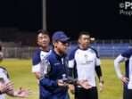 Pelatih Timnas Indonesia Shin Tae-yong saat memimpin sesi latihan perdana di Hamad Town Youth & Sports Ground pada Minggu (6/10/2024) malam. Foto: HO/pssi.org