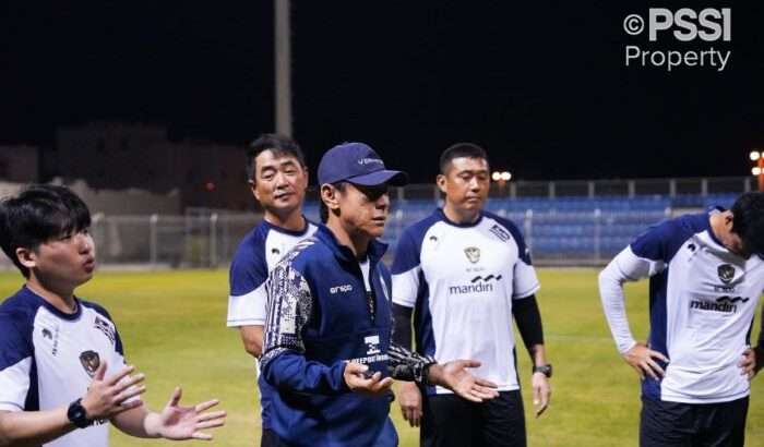 Pelatih Timnas Indonesia Shin Tae-yong saat memimpin sesi latihan perdana di Hamad Town Youth & Sports Ground pada Minggu (6/10/2024) malam. Foto: HO/pssi.org