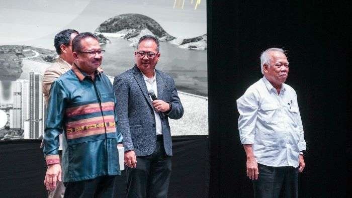 Peluncuran buku Delivered karya Prof. Rhenald Kasali (kiri, depan) oleh Menteri PUPR dan Plt. Kepala Otorita IKN, Basuki Hadimuljono (kanan) pada Kamis, (17/10/2024). Foto: HO/Humas Otorita IKN