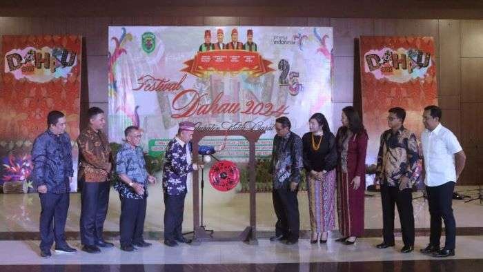 Pemukulan gong oleh Wakil Bupati Kutai Barat, Edyanto Arkan sebagai tanda pembukaan Festival Dahau 2024 resmi dimulai di Alun-alun Itho pada Senin (28/10/2024). Foto: BorneoFlash/Ist