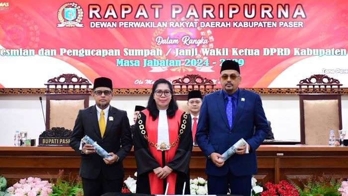 Pengucapan Sumpah Janji Wakil Ketua DPRD Kabupaten Paser, Zulkifli Kaharuddin dan Hendrawan Putra untuk masa jabatan 2024-2029, berlangsung di Gedung Baling Seloloi, Sekretariat DPRD Paser, Rabu (9/10/2024). Foto: BorneoFlash/IST