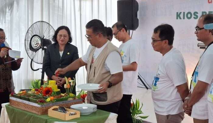 Penjabat (Pj) Gubernur Kalimantan Timur (Kaltim), Akmal Malik Memotong Tumpeng Diresmikannya Toko Penyeimbang pasar klandasan Kota Balikpapan, pada hari Jumat (25/10/2024). Foto: BorneoFlash/Niken Sulastri