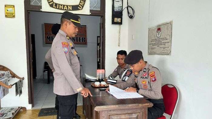 Personel Polres PPU saat patroli ke Kantor KPU di PPU pada Kamis (17/10/2024). Foto: HO/Humas Polres PPU