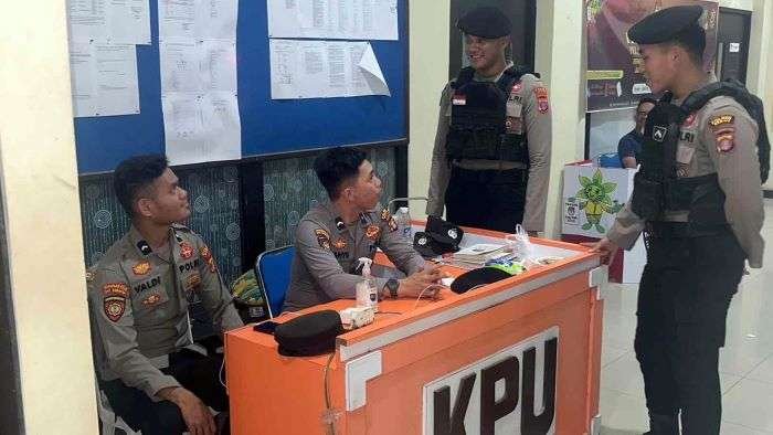 Personel Sat Samapta Polres Berau melaksanakan patroli rutin di Kantor Komisi Pemilihan Umum (KPU) yang berlokasi di Jalan H. Isa I, Tanjung Redeb, Jumat (18/10/2024). Foto: HO/Humas Polres Berau