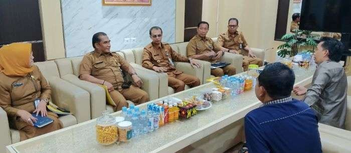 Pertemuan Pjs Wali Kota Balikpapan, Ahmad Muzakkir didampingi Sekretaris Daerah (Sekda) Kota Balikpapan, Muhaimin Bersama Ketua DPRD Balikpapan, Alwi Al Qadri dan Wakil Ketua I DPRD Balikpapan, Yono Suherman, di Kantor DPRD Balikpapan, pada hari Senin (21/10/2024). Foto: BorneoFlash/Niken Sulastri