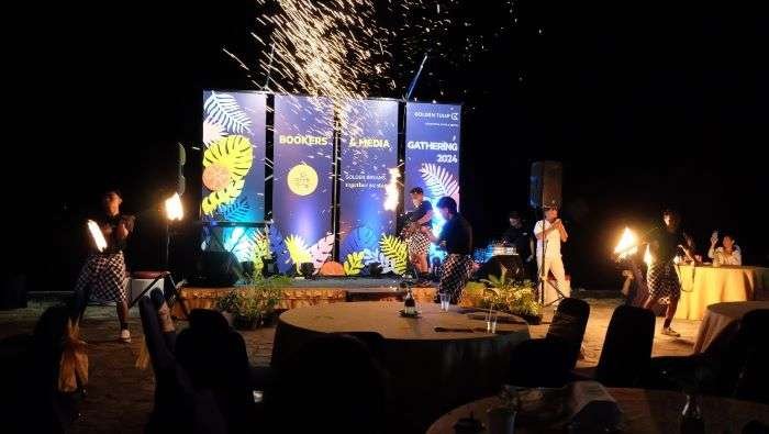Pertunjukan Fire Dance dan Live Music dalam acara Booker dan Media Gathering di Starlight outdoor venue, pada Selasa (29/10/2024) malam. Foto: BorneoFlash/Ist