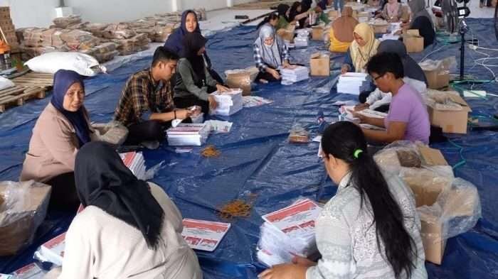 Petugas melakukan penyortiran dan pelipatan surat suara mulai dilakukan di gudang logistik KPU Balikpapan yang berlokasi di Jalan Somber, pada hari Selasa (29/10/2024). Foto: BorneoFlash/Niken Sulastri 