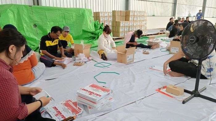 Petugas melakukan penyortiran dan pelipatan surat suara mulai dilakukan di gudang logistik KPU Balikpapan yang berlokasi di Jalan Somber, pada hari Selasa (29/10/2024). Foto: BorneoFlash/Niken Sulastri 