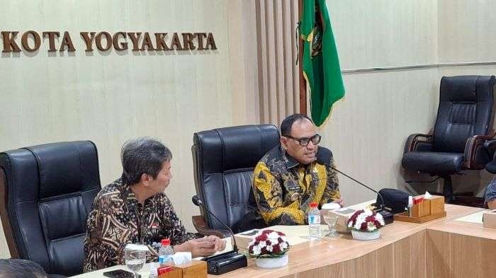 Pj Bupati PPU Muhammad Zainal Arifin (kanan) dalam pertemuannya menyatakan untuk mereplikasi layanan JSS yang disesuaikan dengan kondisi PPU agar masyarakat PPU mendapatkan layanan yang terintegrasi satu pintu. Foto: BorneoFlash/Ist