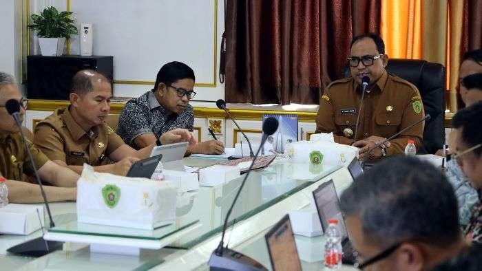 Pj Bupati PPU, Zainal Arifin saat memimpin Rakor terkait skema pembiayaan pembangunan daerah melalui PT Sarana Multi Infrastruktur (SMI) pada Selasa (22/10/2024). Foto: BorneoFlash/Irwan