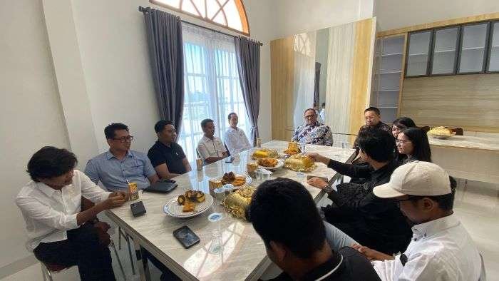 Pj Bupati PPU, Muhammad Zainal Arifin terima audiensi dari HIPMI (Himpunan Pengusaha Muda Indonesia) Kalimantan Timur dan Kabupaten Penajam Paser Utara, di Rumah Jabatan Bupati Jl. Coastal Road Sungai Parit Penajam PPU, Sabtu (5/10/2024). Foto: BorneoFlash/Irwan A
