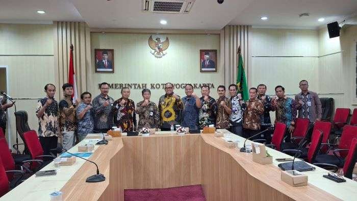 Pj Wali Kota Yogyakarta Sugeng Purwanto menyambut kedatangan Pj Bupati PPU Muhammad Zainal Arifin beserta rombongan di Kantor Wali Kota Yogyakarta, Rabu (2/10/2024). Foto: BorneoFlash/Ist