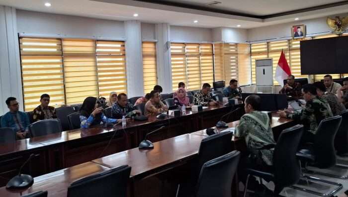 Pjs Wali Kota Balikpapan Ahmad Muzakkir menerima audiensi PT Pertamina Patra Niaga dan PT Pertamina Retail, di Ruang Rapat I Balai Kota Balikpapan, pada hari Rabu (2/10/2024). Foto: BorneoFlash/Niken Sulastri