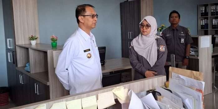 Pjs Wali Kota Balikpapan Ahmad Muzakkir mengunjungi Kantor Kelurahan Gunung Samarinda Baru, Kecamatan Balikpapan Utara, pada hari Rabu (16/10/2024). Foto: BorneoFlash/Niken Sulastri 