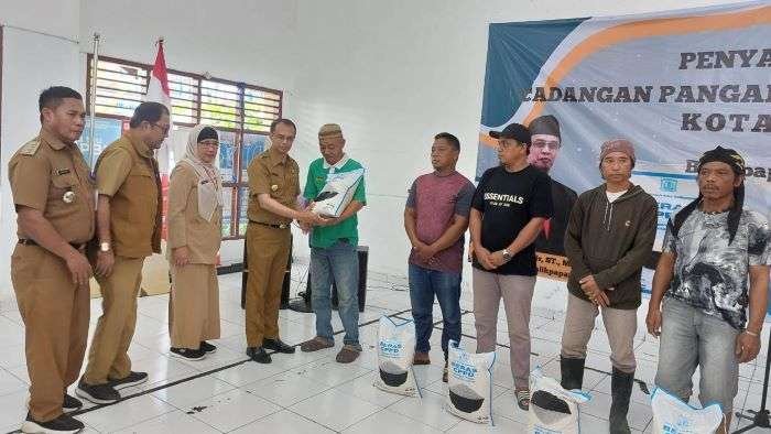 Pjs Wali Kota Balikpapan, Ahmad Muzakkir menyerahkan secara simbolis program Cadangan Pangan Pemerintah Daerah (CPPD), kepada 25 Kepala Keluarga, di Aula Kecamatan Balikpapan Timur, pada hari Senin (14/10/2024). Foto: BorneoFlash/Niken Sulastri