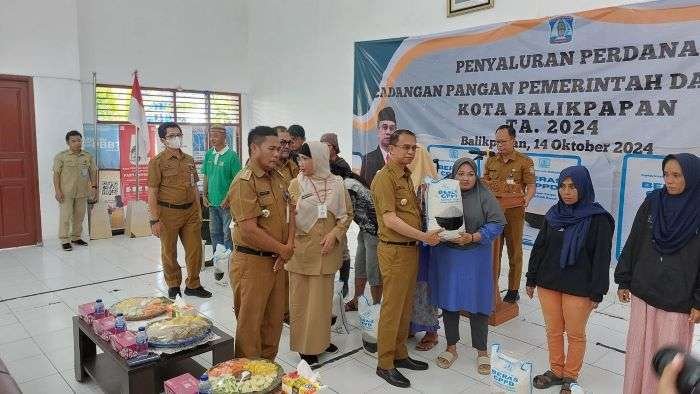 Pjs Wali Kota Balikpapan, Ahmad Muzakkir menyerahkan secara simbolis program Cadangan Pangan Pemerintah Daerah (CPPD), kepada 25 Kepala Keluarga, di Aula Kecamatan Balikpapan Timur, pada hari Senin (14/10/2024). Foto: BorneoFlash/Niken Sulastri