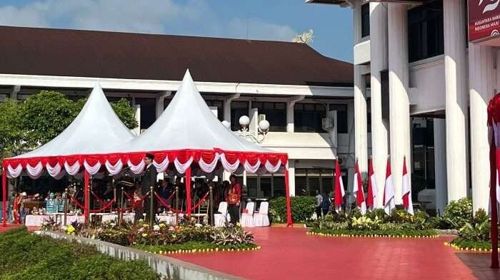 Pjs Wali Kota Balikpapan, Ahmad Muzakkir saat memimpin upacara bendera Peringatan Hari Sumpah Pemuda, di Halaman Balai Kota Balikpapan, pada hari Senin (28/10/2024). Foto: BorneoFlash/Niken Sulastri