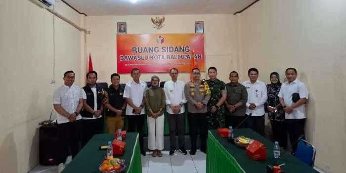 Pjs Wali Kota bersama Forkopimda dan unsur Pemkot Balikpapan, berkunjung ke Kantor Bawaslu Kota Balikpapan pada hari Jumat (4/10/2024). Foto: BorneoFlash/Niken Sulastri