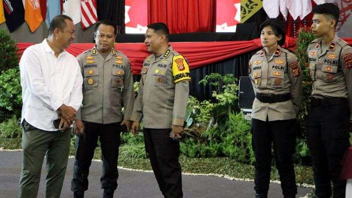 Polda Kaltim bersama Polresta Samarinda, mengerahkan personel untuk pengamanan di lokasi acara debat Cagub-Cawagub di Plenary Hall Sempaja, Kota Samarinda, pada Rabu (23/10/2024). Foto: HO/Humas Polda Kaltim