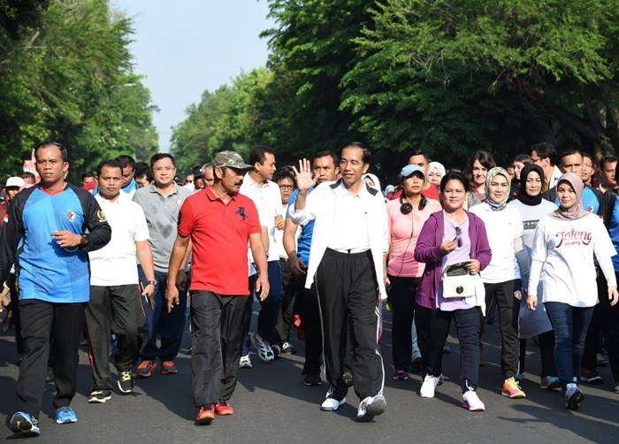 Momen Presiden Jokowi Jalan Santai. Foto: BorneoFlash/Ist