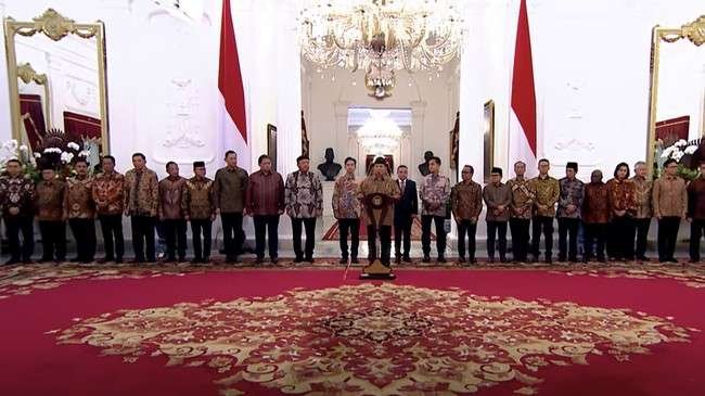 Presiden RI Prabowo Subianto didampingi Wapres RI Gibran Rakabuming Raka dan para anggota kabinetnya di Istana Kepresidenan, Jakarta, Minggu (20/10) malam. Foto: HO/Sekretariat Presiden