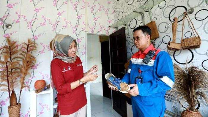 Produk utama dari sabut kelapa adalah cocopeat dan cocofiber yang dapat diolah menjadi beragam produk pupuk organik dari cocopeat, pot media tanam anggrek, cocomesh, cocoblock, coco matras, kerajinan topi, kerajinan sepatu, gantungan kunci, tempat ATK, tempat tisu, dan lampu tidur. Foto: HO/PHKT