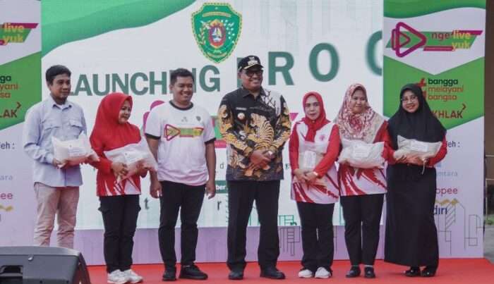 Program "Nge Live Yuk" yang bertujuan untuk memperkuat digitalisasi bagi pelaku Usaha Mikro, Kecil, dan Menengah (UMKM) yang digelar di Pasar Induk Penajam pada Rabu (24/10/2024). Foto: BorneoFlash/Irwan A