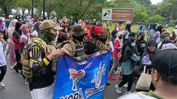 Ribuan peserta World Walking Day sangat antusias, di lapangan merdeka Balikpapan pada Minggu (6/10/2024). Foto: borneoFlash/Niken Sulastri