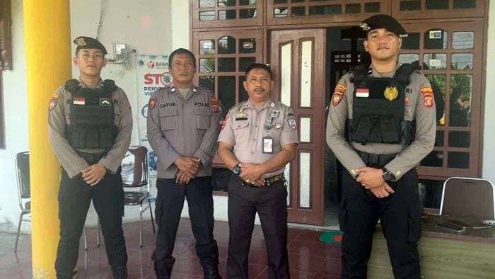 Samapta Polres Berau menggelar patroli di objek vital Kantor Badan Pengawas Pemilu (Bawaslu) yang berlokasi di Jalan Merah Delima, Tanjung Redeb. Foto: HO/Humas Polres Berau