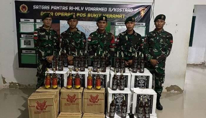Satgas Pamtas Yonarmed 11 Kostrad menggagalkan penyelundupan 30 dus berisi 360 botol minuman keras (miras) ilegal merek Black Jack's dan R&B Likeur dalam operasi sweeping kendaraan yang melintas di Desa Bambangan, Kecamatan Sebatik Barat, Kabupaten Nunukan, Kalimantan Utara. pada Selasa (22/10/2024). Foto: HO/Pendam VI/Mlw