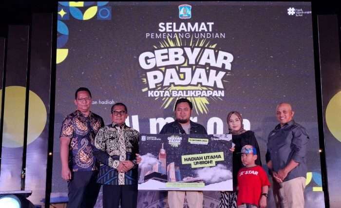 Sekda Balikpapan Muhaimin bersama Kepala BPPDRD Balikpapan saat memberikan pemenang hadiah umroh kepada wajib pajak yang taat dan patuh, saat Gebyar Pajak Daerah Kota Balikpapan, di Food Garden Plaza Balikpapan, pada hari Sabtu (19/10/2024) malam. Foto; BorneoFlash/Niken Sulastri