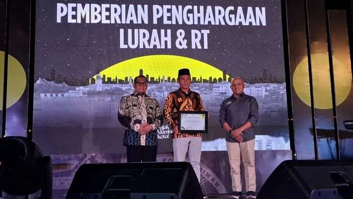 Sekda Balikpapan Muhaimin bersama Kepala BPPDRD Balikpapan saat memberikan penghargaan kepada ketua rt atas kontribusi dalam mensosialisasikan pajak pada Gebyar Pajak Daerah Kota Balikpapan, di Food Garden Plaza Balikpapan, pada hari Sabtu (19/10/2024) malam. Foto; BorneoFlash/Niken Sulastri