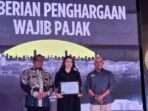 Sekda Balikpapan Muhaimin bersama Kepala BPPDRD Balikpapan saat memberikan penghargaan kepada wajib pajak yang taat dan patuh, saat Gebyar Pajak Daerah Kota Balikpapan, di Food Garden Plaza Balikpapan, pada hari Sabtu (19/10/2024) malam. Foto; BorneoFlash/Niken Sulastri