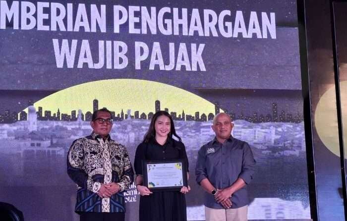 Sekda Balikpapan Muhaimin bersama Kepala BPPDRD Balikpapan saat memberikan penghargaan kepada wajib pajak yang taat dan patuh, saat Gebyar Pajak Daerah Kota Balikpapan, di Food Garden Plaza Balikpapan, pada hari Sabtu (19/10/2024) malam. Foto; BorneoFlash/Niken Sulastri