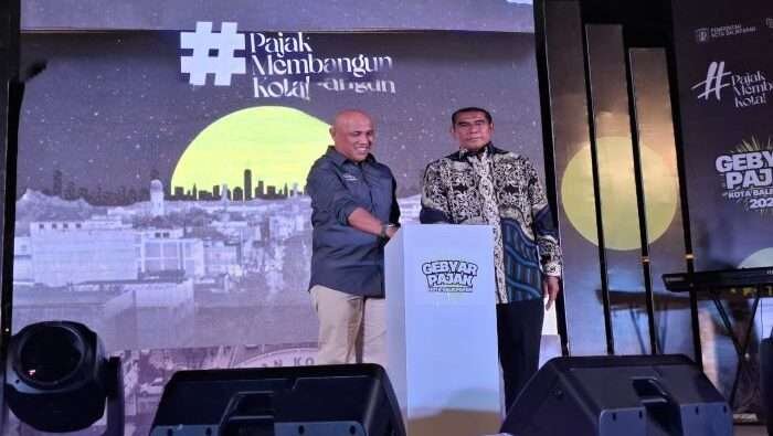 Sekda Kota Balikpapan Muhaimin dan Kepala BPPDRD Balikpapan, Idham saat membuka Gebyar Pajak Daerah Tahun 2024, di Food Garden Plaza Balikpapan, pada hari Sabtu (19/10/2024) malam. Foto: BorneoFlash/Niken Sulastri