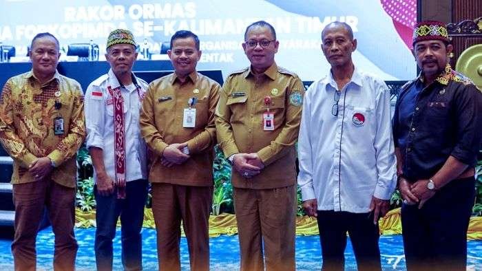 Sekda Mahulu Stephanus Madang (3 dari kanan) menghadiri Rakor Ormas dan Forkopimda Se-Kaltim di Ballroom Hotel Mercure Samarinda pada Selasa, 15 Oktober 2024. Foto: HO/Prokopim Mahulu