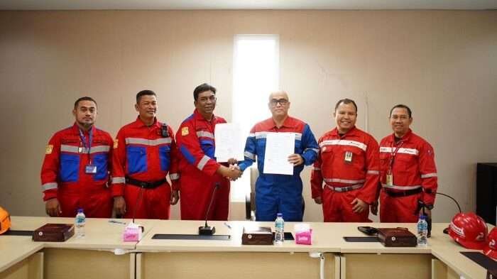 Serah terima Bantuan 2.000 liter Red Foam kepada Badan Penanggulangan Bencana Daerah (BPBD) Kota Balikpapan yang berlangsung di Gedung Confined Space Kantor New HSSE PT KPI Unit Balikpapan, Jumat (18/10/2024). Foto: HO/KPI Unit Balikpapan