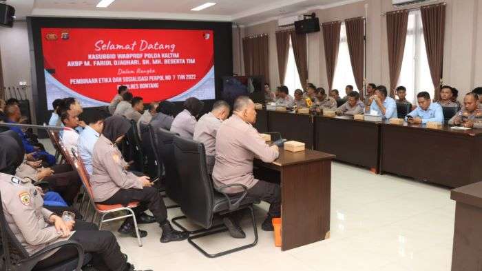 Sosialisasi pembinaan etika dan Peraturan Polri (Perpol) Nomor 7 Tahun 2022 di Ruang Rupatama Polres Bontang oleh Bidang Propam Polda Kaltim, dihadiri sejumlah pejabat utama (PJU) dan 66 personel Polres Bontang, Selasa (15/10/2024). Foto: HO/Humas Polda Kaltim