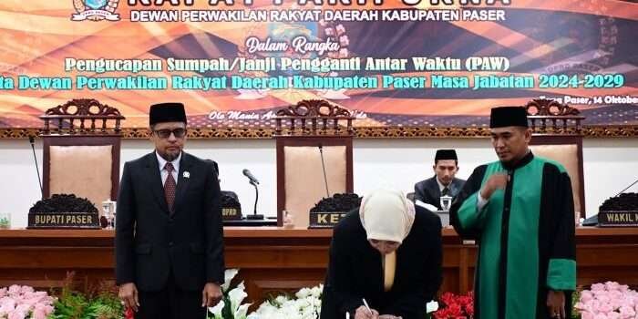 Wakil Ketua Dewan Perwakilan Rakyat Daerah (DPRD) Kabupaten Paser, Zulkifli Kaharuddin saat mengambil sumpah janji Pengganti Antar Waktu (PAW) Regina Fabiola yang menggantikan Ikhwan Antasari sebagai anggota DPRD Paser masa jabatan 2024-2029, saat Rapat P