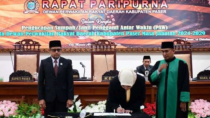 Wakil Ketua Dewan Perwakilan Rakyat Daerah (DPRD) Kabupaten Paser, Zulkifli Kaharuddin saat mengambil sumpah janji Pengganti Antar Waktu (PAW) Regina Fabiola yang menggantikan Ikhwan Antasari sebagai anggota DPRD Paser masa jabatan 2024-2029, saat Rapat Paripurna di Gedung Baling Seloloi, Sekretariat DPRD Paser, Senin (14/10/2024). Foto: BorneoFlash/IST