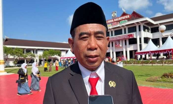 Wakil Ketua Dewan Perwakilan Rakyat Daerah (DPRD) Kota Balikpapan, Yono Suherman menghadiri upacara bendera dalam rangka memperingati Hari Sumpah Pemuda Tahun 2024, di Halaman Balai Kota Balikpapan, pada hari Senin (28/10/2024). Foto: BorneoFlash/Niken Sulastri
