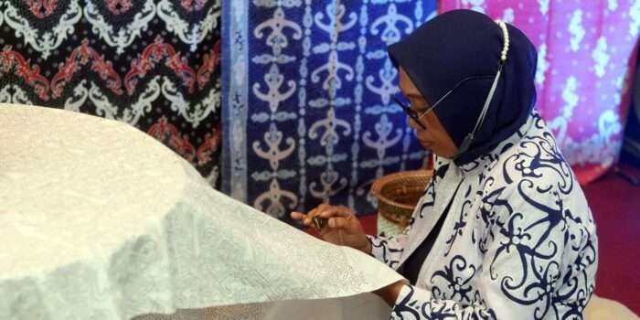 Swiss-Belhotel Balikpapan Rayakan Hari Batik Nasional, Datangkan Pengrajin Batik Tulis Khas Kalimantan