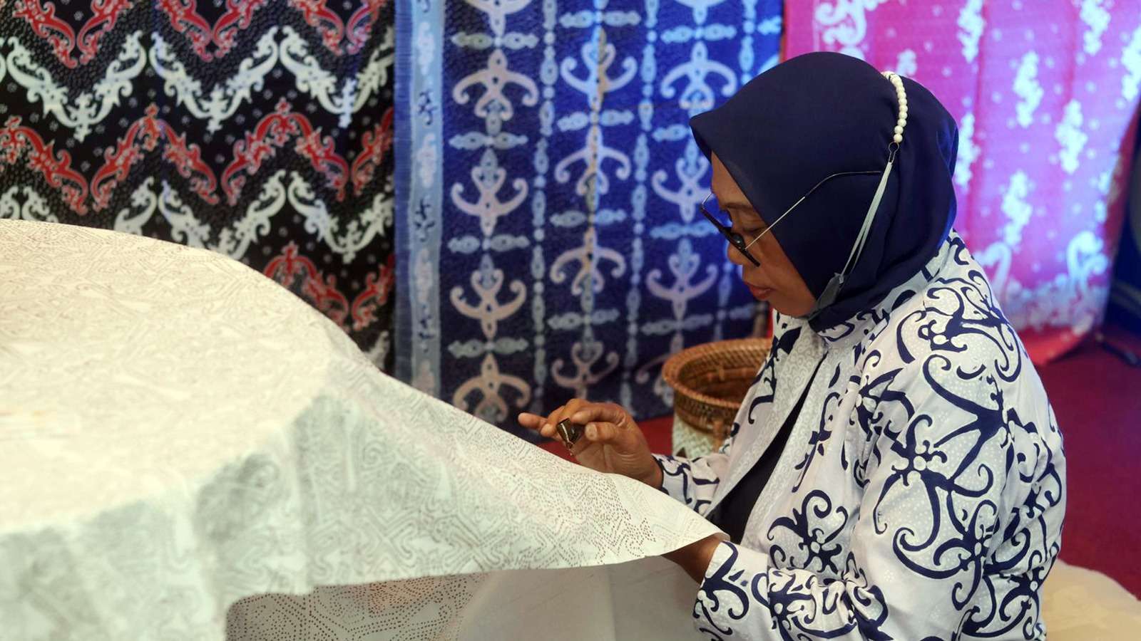 Swiss-Belhotel Balikpapan mendatangkan Lilis Suryani, seorang wanita pengrajin batik khas Kalimantan ini. Ia hadir dalam pameran kain batik khas Kalimantan selama tujuh hari mulai dari Rabu (2/10) hingga Senin 7 Oktober 2024.