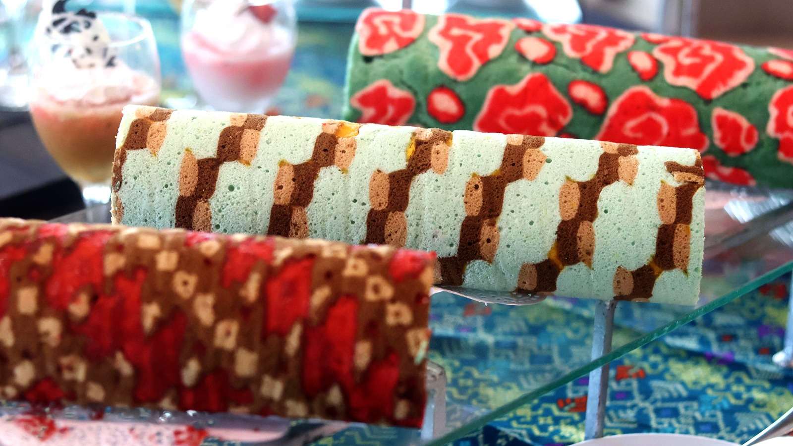 Swiss-Belhotel Balikpapan juga menyungguhkan beragam hidangan kue mulai dari coklat cake dengan motif batik, brownies dengan motif batik, roll cake beraneka warna dengan motif batik dan aneka minuman yang di hias dengan corak batik.