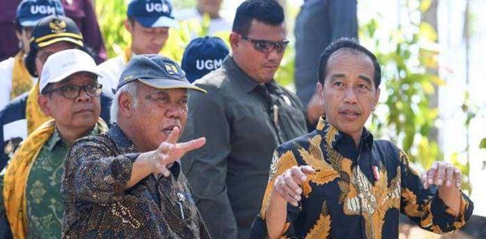 Presiden Joko Widodo (kanan) berbincang dengan Menteri PUPR Basuki Hadimuljono (kiri) saat mencanangkan hutan pendidikan Wanagama Nusantara di Ibu Kota Nusantara (IKN), Penajam Paser Utara, Kalimantan Timur, Jumat 13 September 2024. Wanagama Nusantara memiliki luas 621 hektare dengan pengembangan tahap awal seluas 28 hektare itu nantinya akan digunakan sebagai hutan pendidikan atau destinasi wisata dengan tanaman endemik Kalimantan. ANTARA FOTO/M Risyal Hidayat