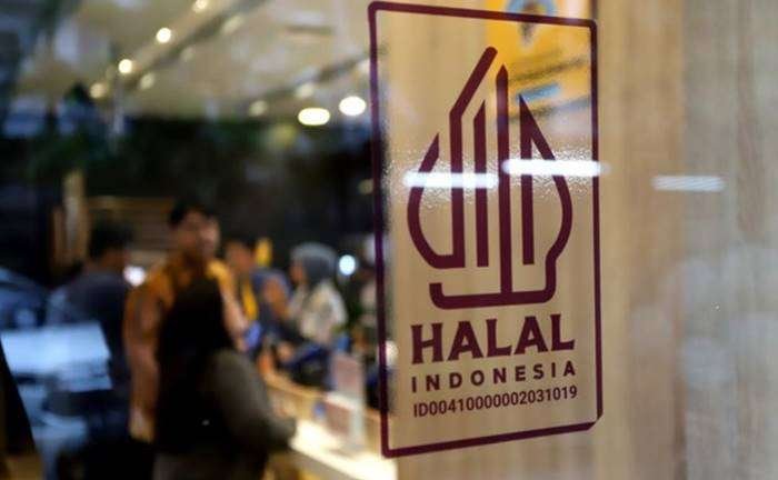 Foto: Stiker Halal yang tertempel di pintu masuk salah satu restoran siap saji di Salemba, Jakarta, Jumat (15/3/2024). Badan Penyelenggara Jaminan Produk Halal (BPJPH) Kementerian Agama mengejar target 10 juta produk bersertifikat halal pada 2024, sebagai upaya menjadikan Indonesia sebagai produsen makanan dan minuman halal nomor satu dunia pada tahun yang sama. McDonalds Indonesia menjaadi restoran cepat saji pertama yang menerima sertifikat halal yang berlaku sepanjang masa dari Badan Penyelenggara Jaminan Produk Halal (BPJPH). (CNBC Indonesia/Muhammad Sabki)