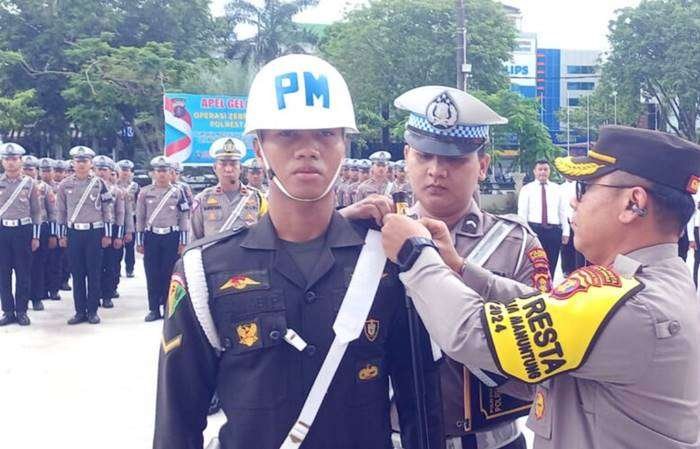 Kapolresta Balikpapan Kombes Anton Firmanto menyematkan pita tanda dimulainya Operasi Zebra Mahakam 2024 mulai 14′-27 Oktober 2024. (Foto: Humas Polresta Balikpapan)